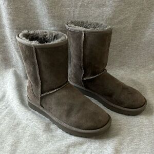 UGG Classic Short, Gray- Size 7